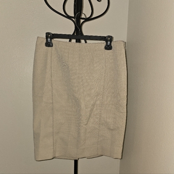 White House Black Market Dresses & Skirts - White House Black Market Elegant Cream Skirt Sz8